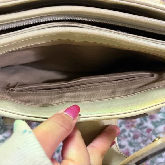 Chic Cream Paisley Tote Bag - Picture 6 of 13